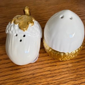 Cutest acorn salt and pepper shakers!